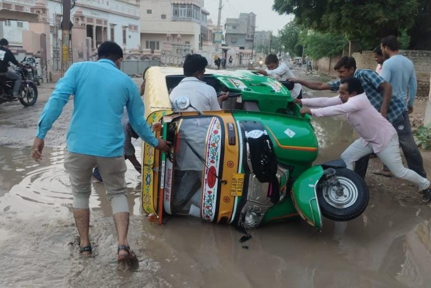 कस्बे की सड़कों पर जानलेवा गड्ढे, टैक्सी पलटी; गनीमत रही कोई जनहानि नहीं