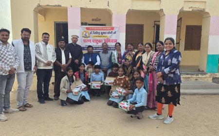 बीकानेर: चरण पादुका अभियान के तहत स्कूल बच्चों को जूते और स्टेशनरी किट का वितरण